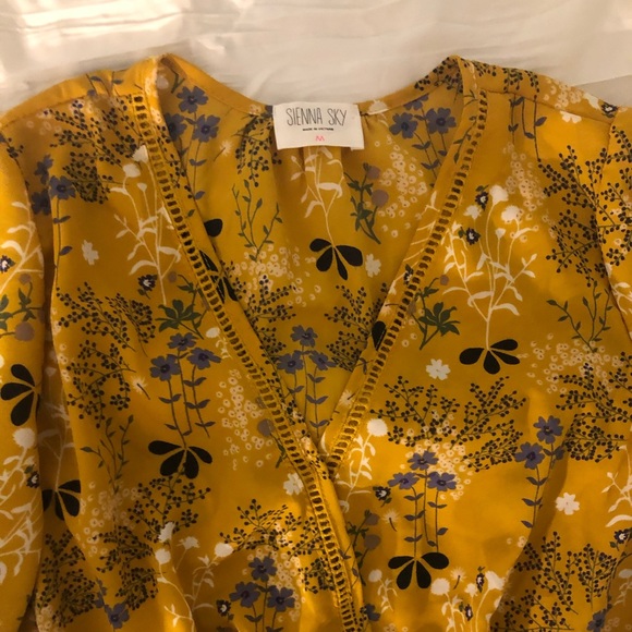 Wrap Front Top - Picture 2 of 3